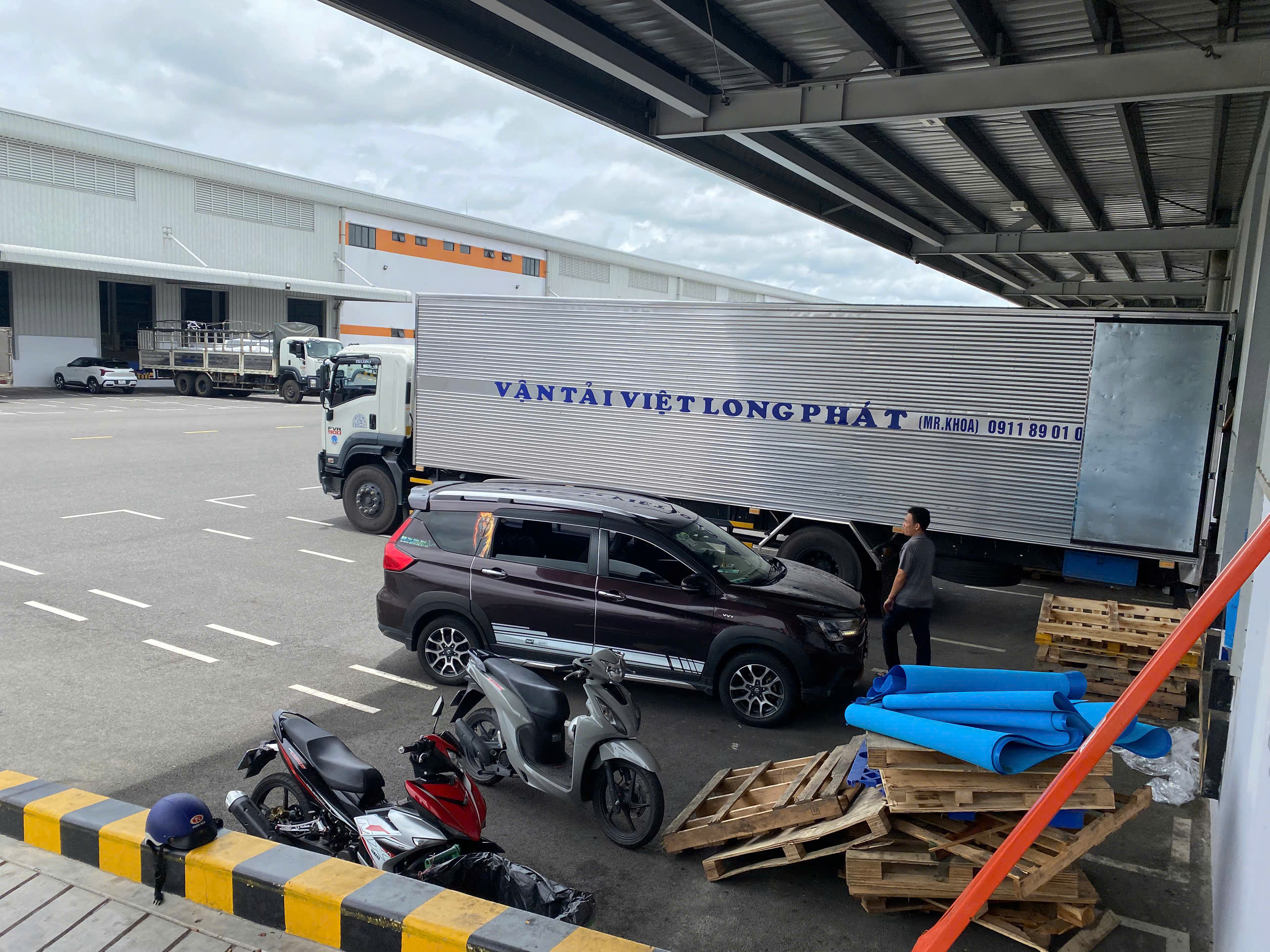 Loadingunloading & parking area.jpg